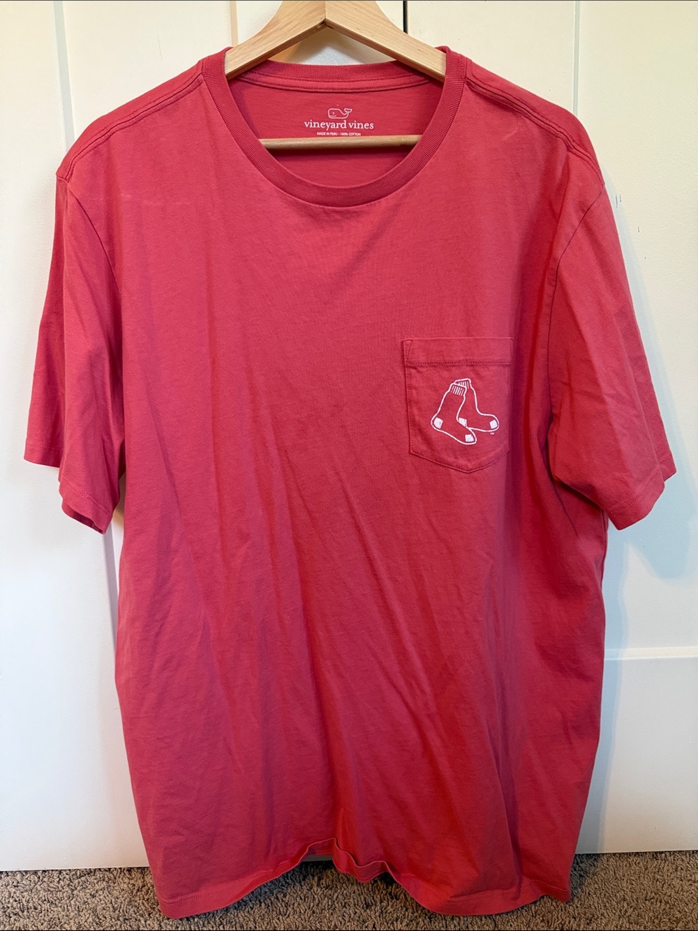 Vineyard Vines Boston Red Sox Men’s Coral Red Short-Sleeve Pocket Tee with Logo